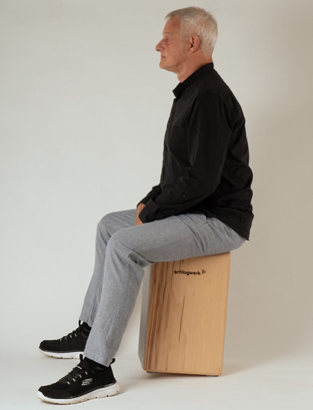 Sitzposition auf der hinteren Sitzflächenhälfte der Cajón