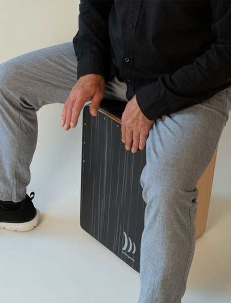 Leichtes Kippen der Cajón für optimale Spielposition